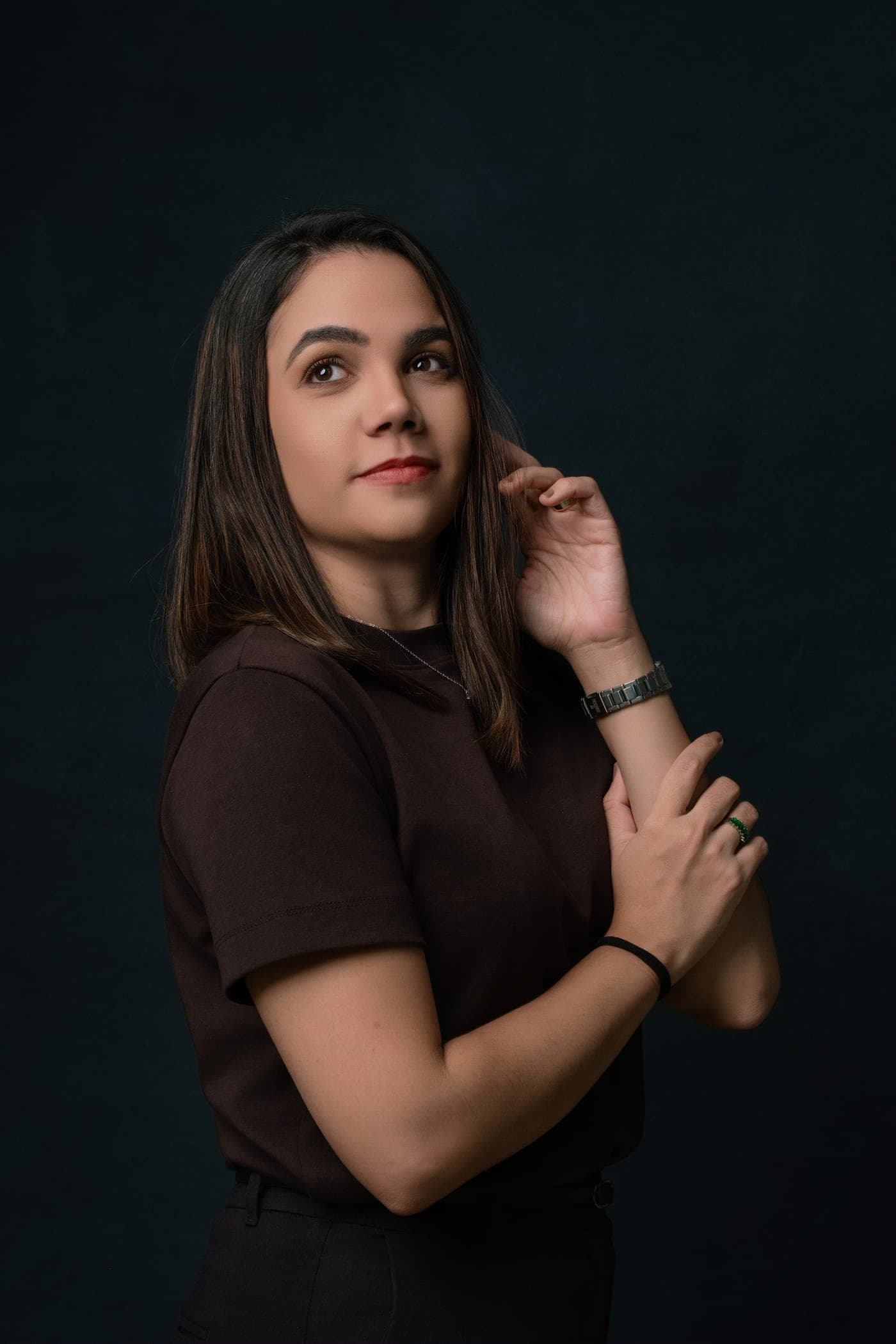 Dra. Larissa Guimarães, médica, em retrato editorial sobre fundo escuro